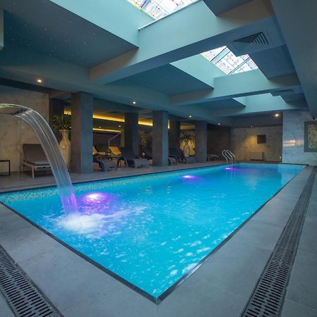 ブシ リゾート&スパ スコピエ エクステリア 写真 The swimming pool at the hotel