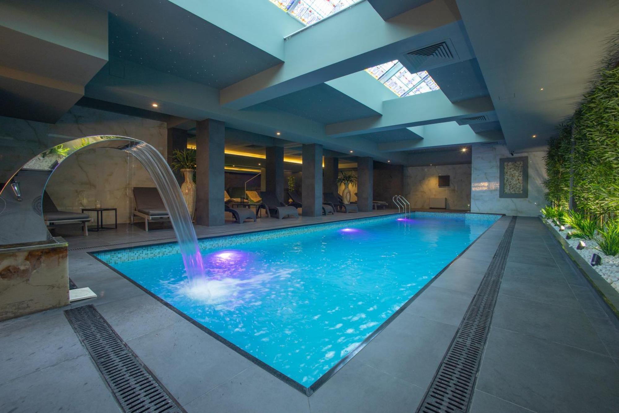 ブシ リゾート&スパ スコピエ エクステリア 写真 The swimming pool at the hotel