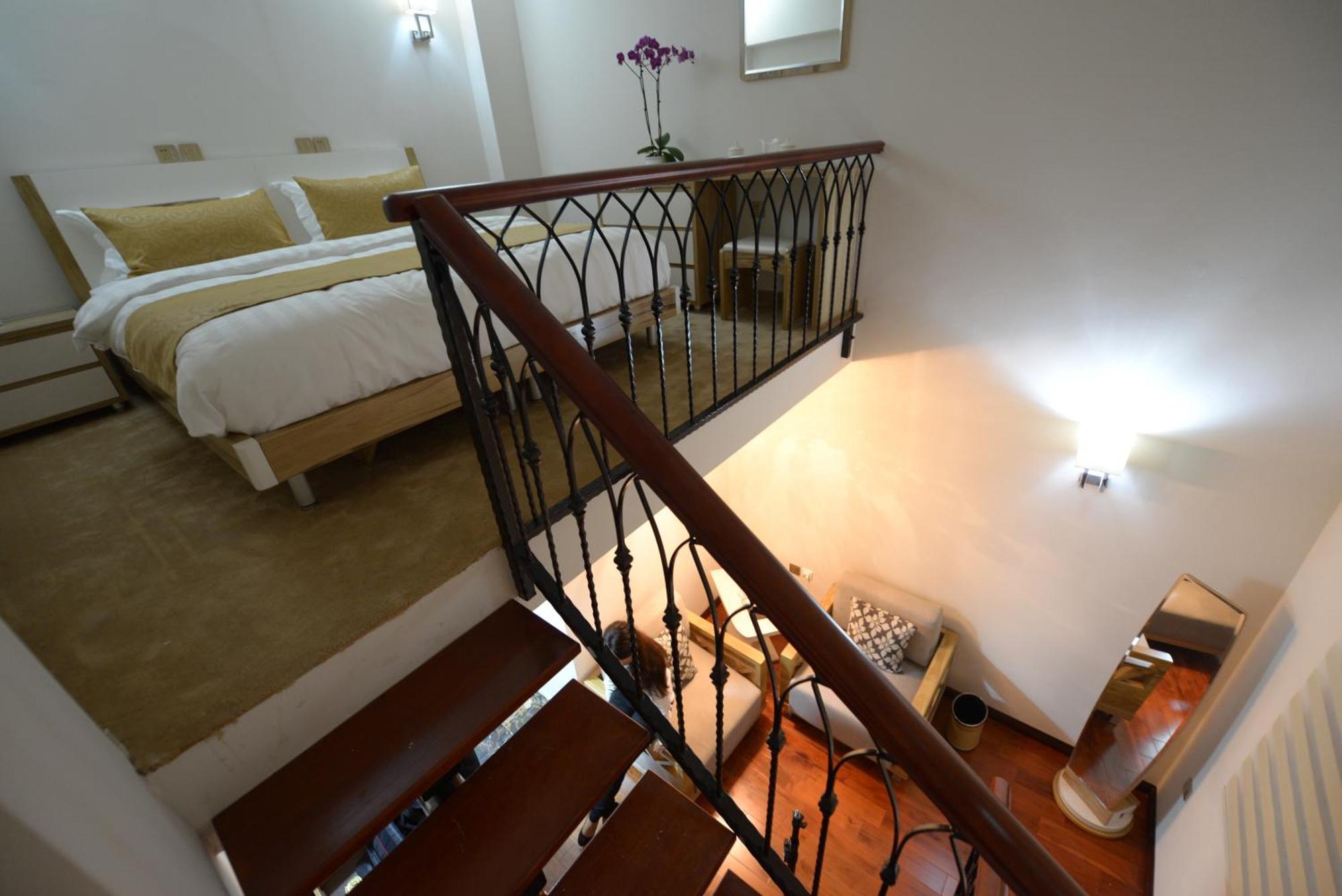 ブシ リゾート&スパ スコピエ 部屋 写真 A staircase in a suite at the Raffles Hotel, Singapore